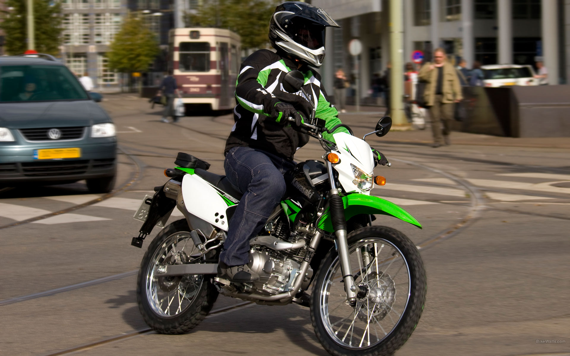 Kawasaki_KLX125_2010_03.jpg