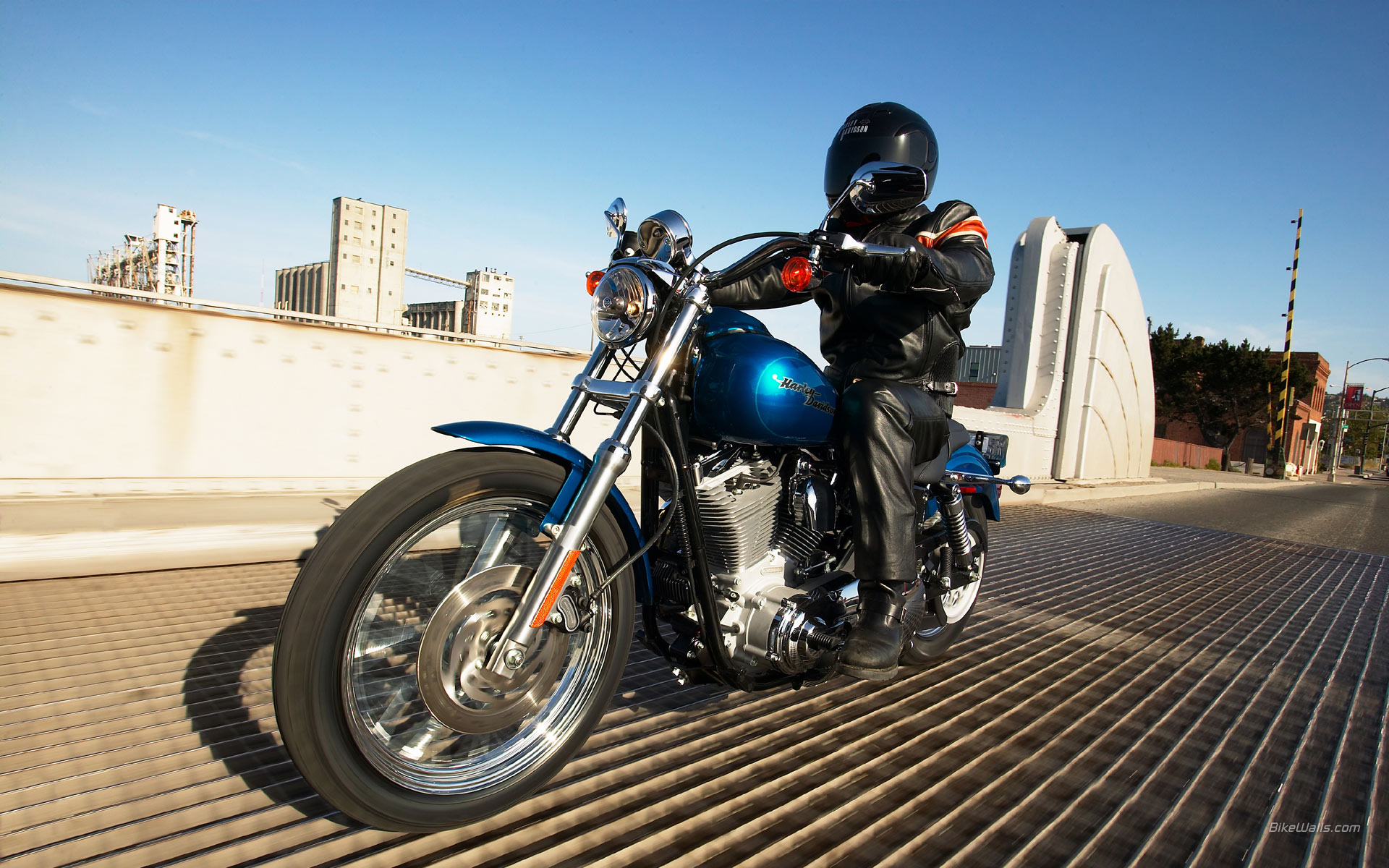 Harley-Davidson_Dyna_Glide_2005_03.jpg