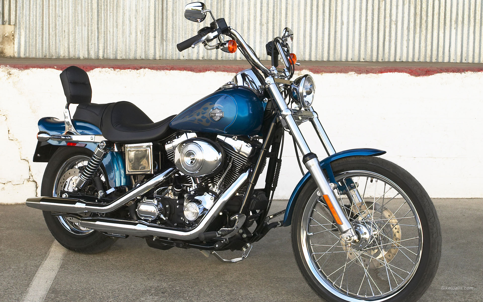 Harley-Davidson_Dyna_Glide_2005_13.jpg