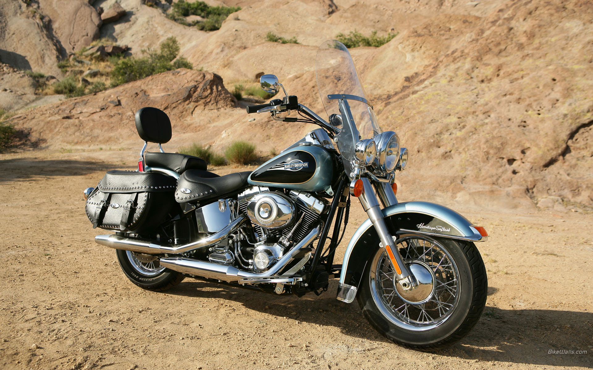 Harley-Davidson_FLSTC_Heritage_Softail_Cl_2007_03.jpg