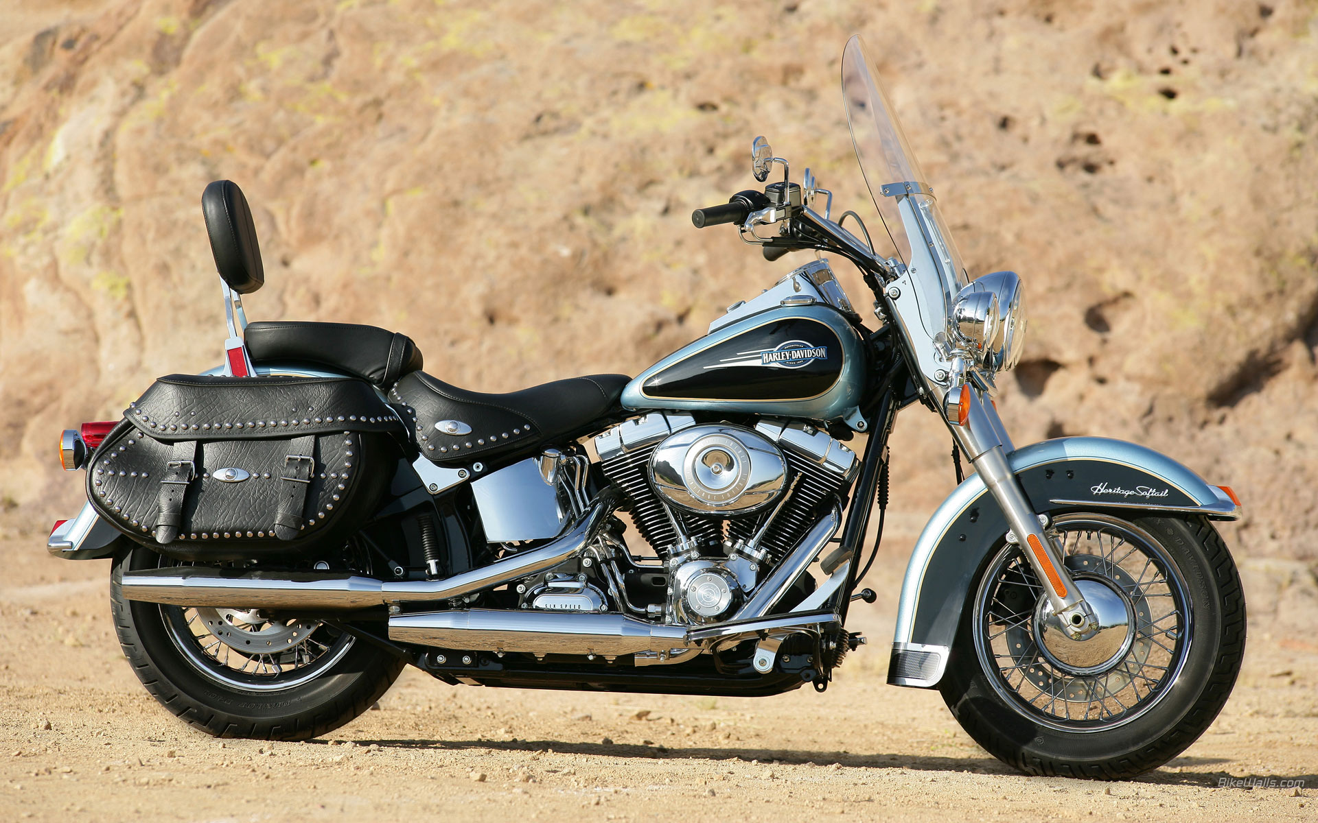 Harley-Davidson_FLSTC_Heritage_Softail_Cl_2007_04.jpg