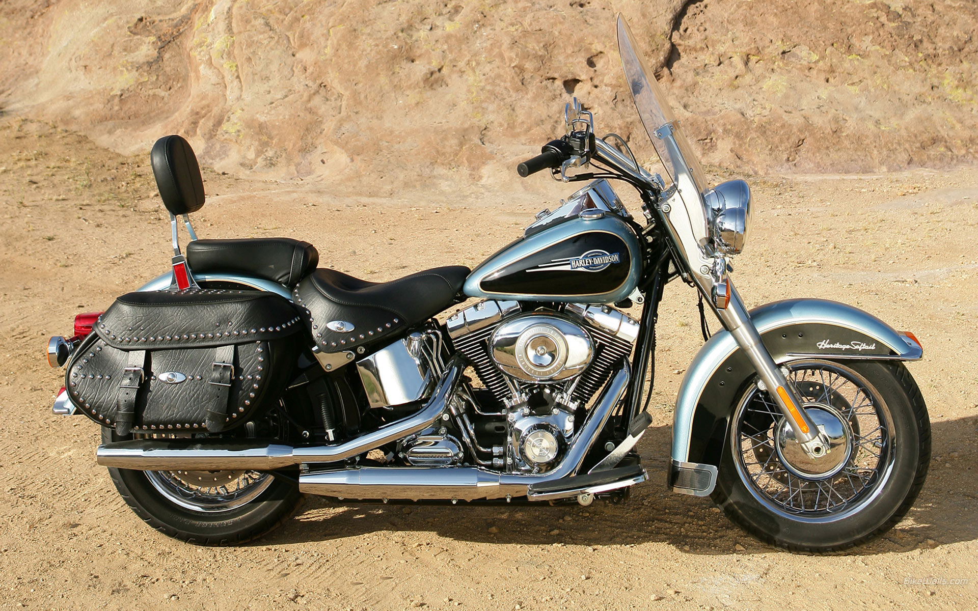 Harley-Davidson_FLSTC_Heritage_Softail_Cl_2007_06.jpg