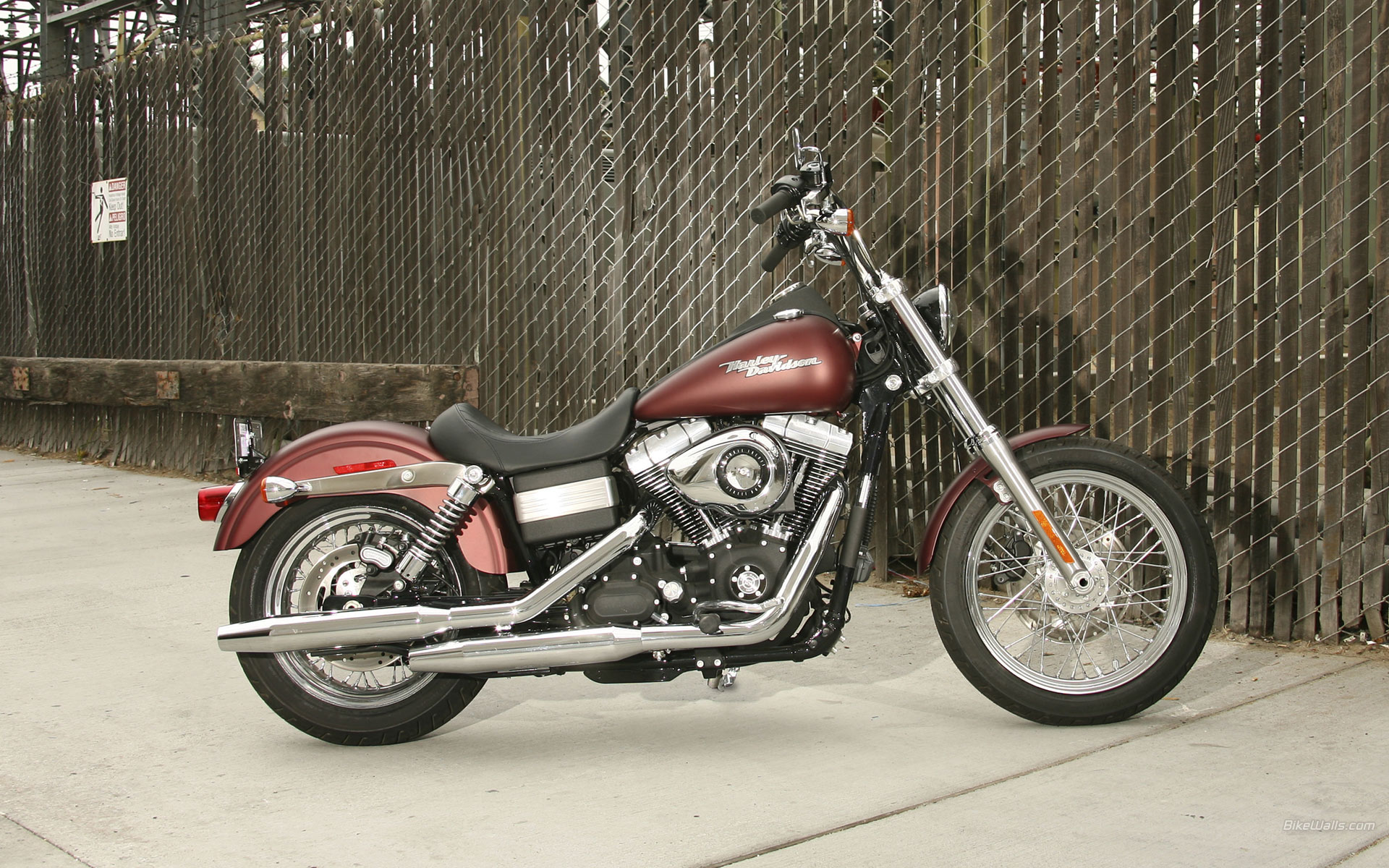 Harley_Davidson_FXDBDyna_Street_Bob_2008_07.jpg