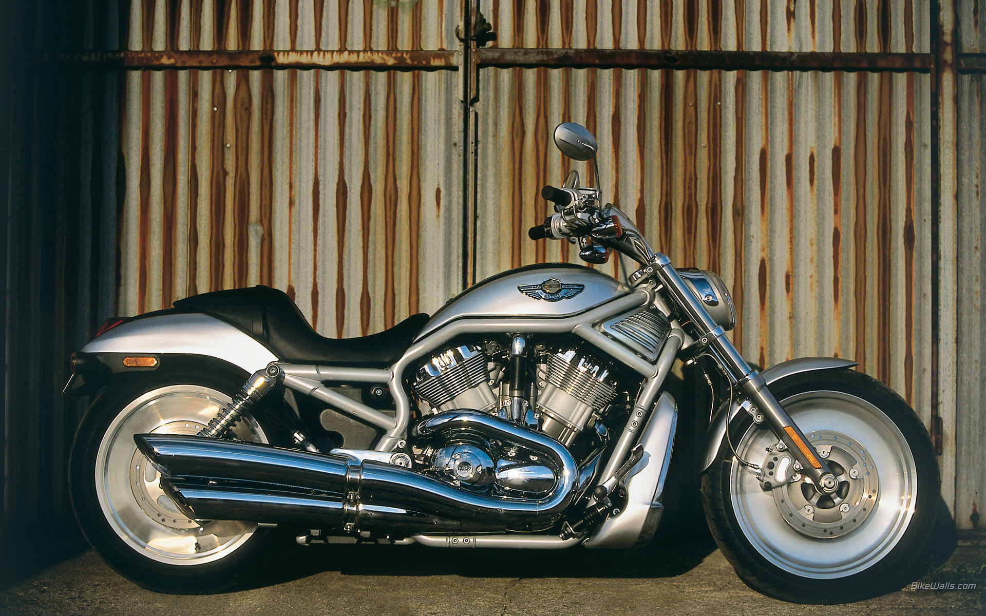 Harley-Davidson_VRSCA_V-Rod_2003_03.jpg