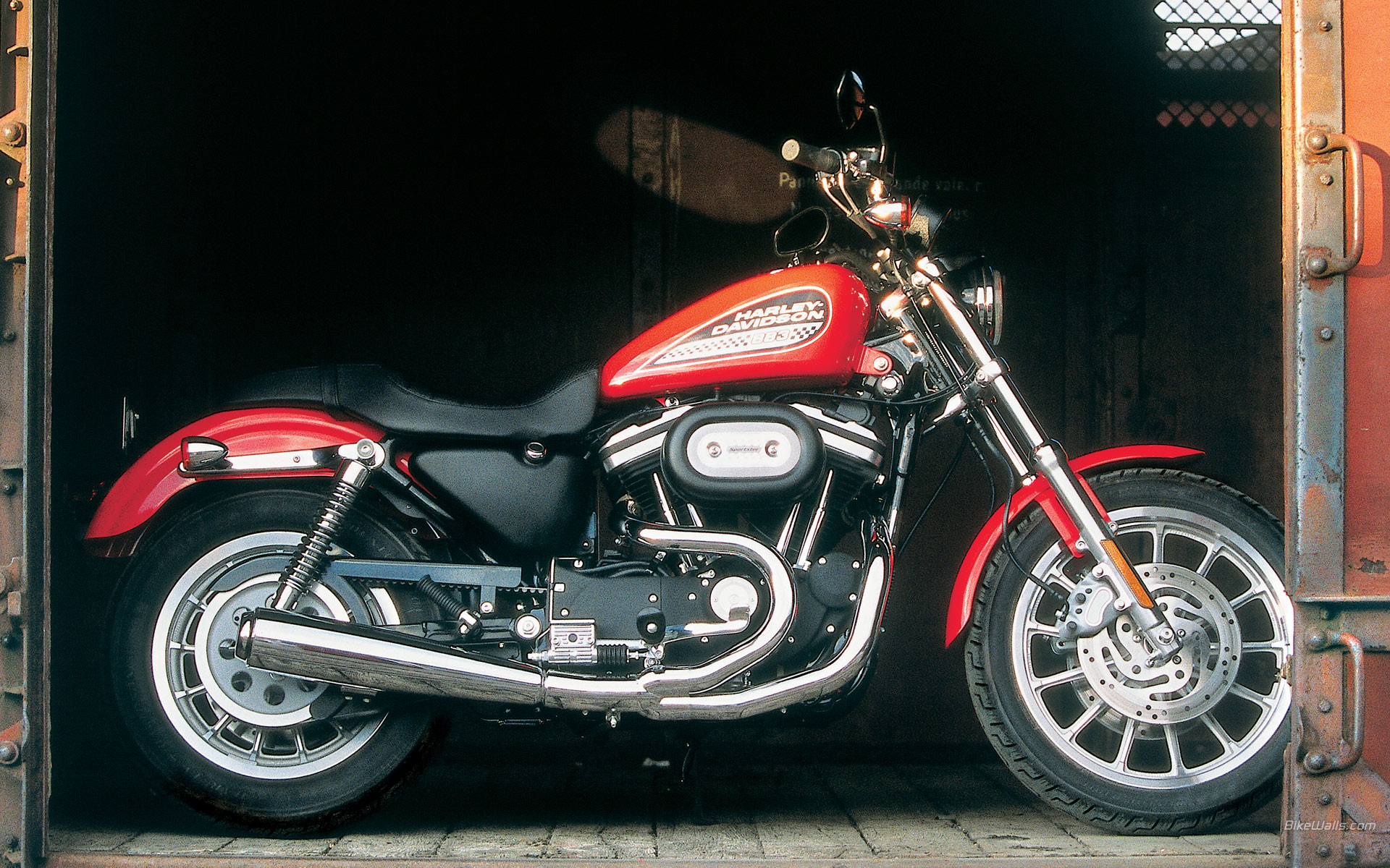 Harley-Davidson_XL883R_2006_03.jpg