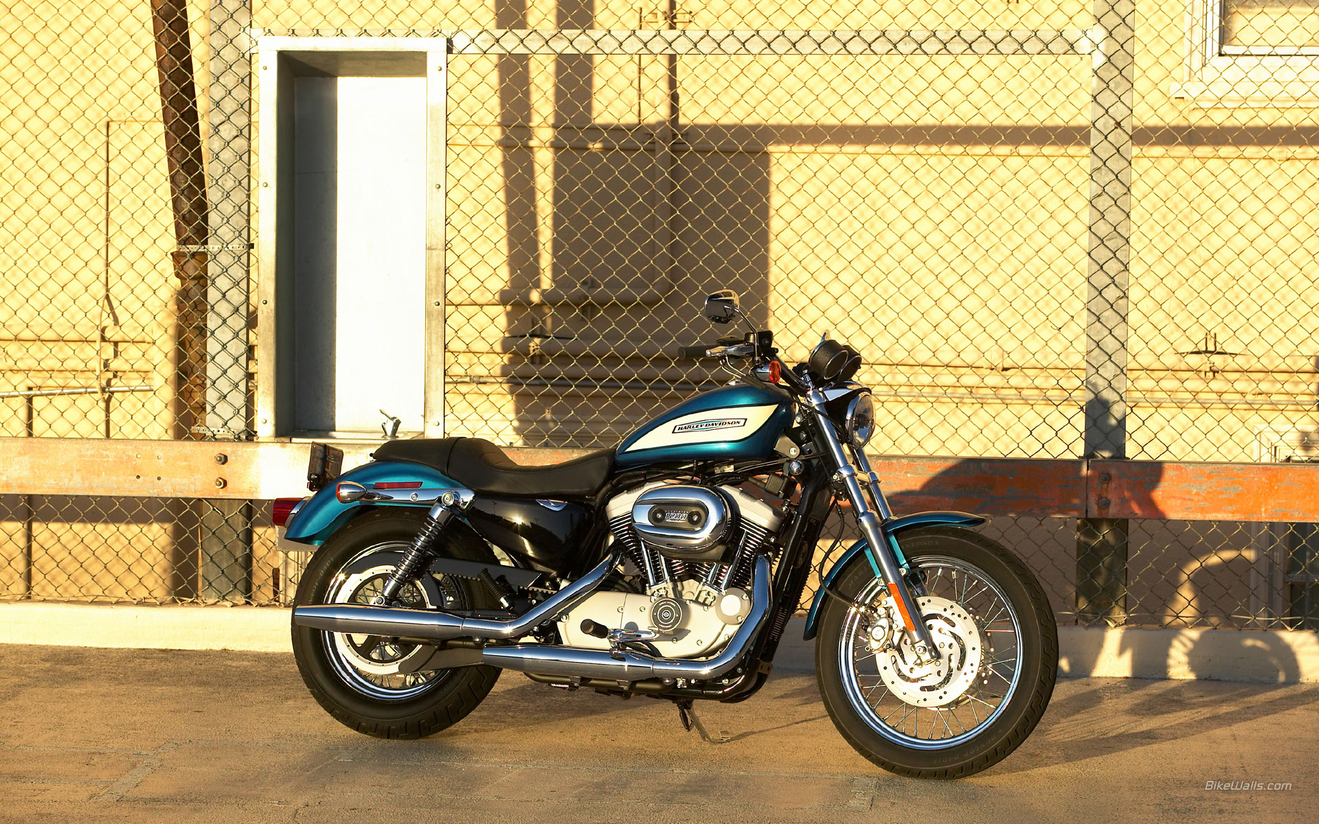Harley-Davidson_Sportster_XL1200R_2005_01.jpg