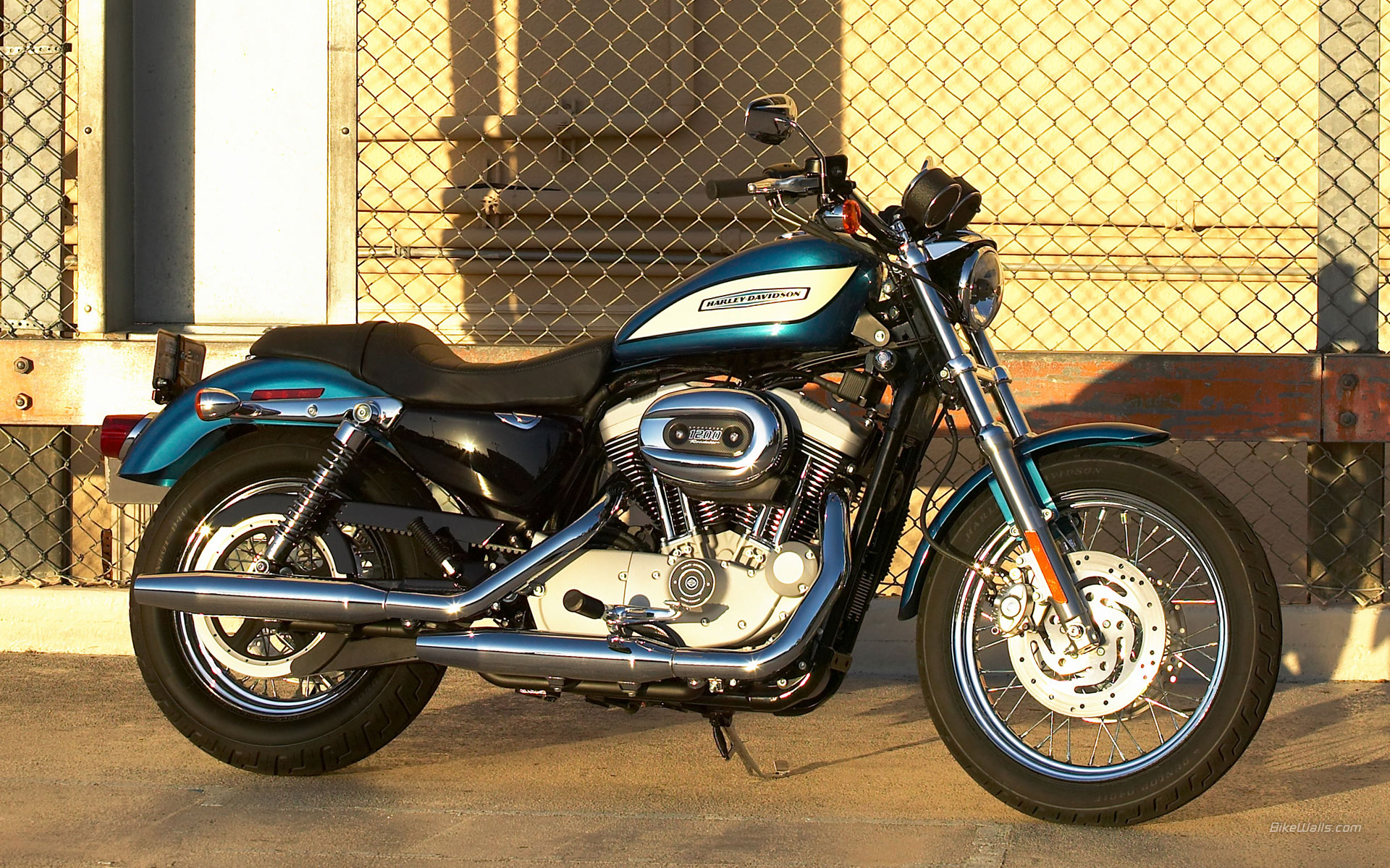 Harley-Davidson_Sportster_XL1200R_2005_02.jpg