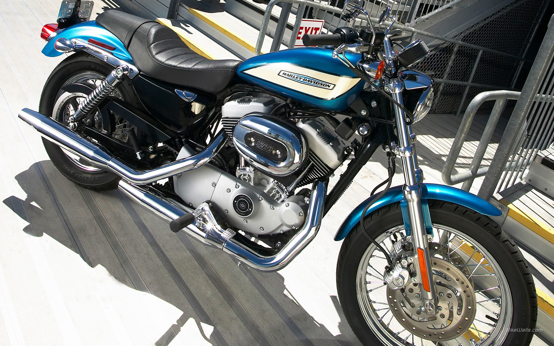 Harley-Davidson_Sportster_XL1200R_2005_05.jpg