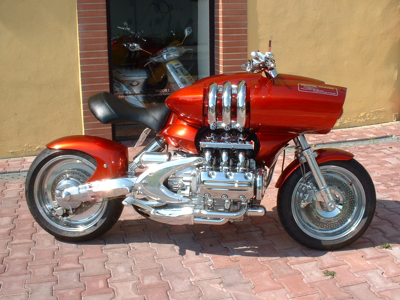 73189603_honda-valkyrie-1600.jpg