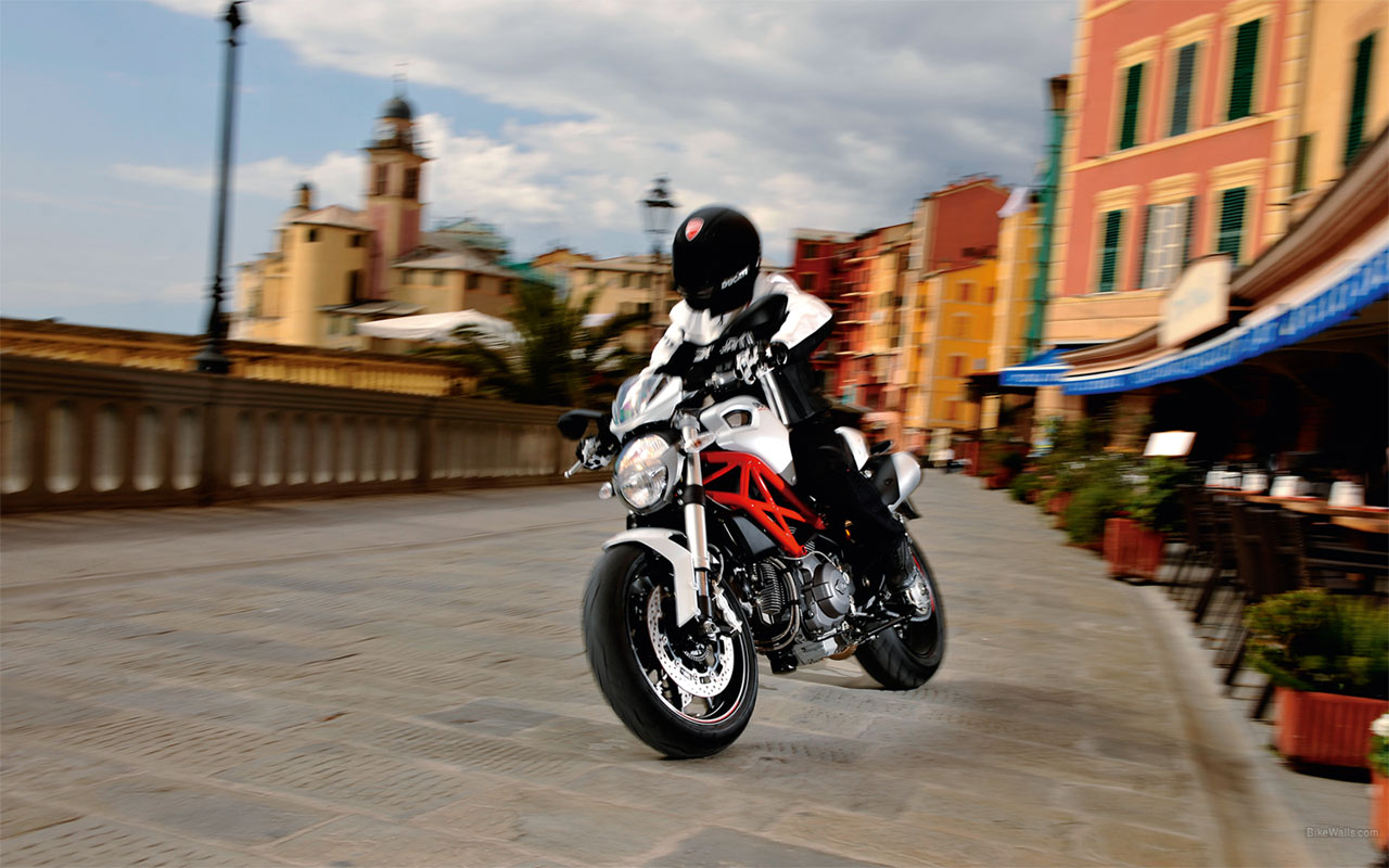 Ducati_Monster_796_2010_02_1280x800.jpg