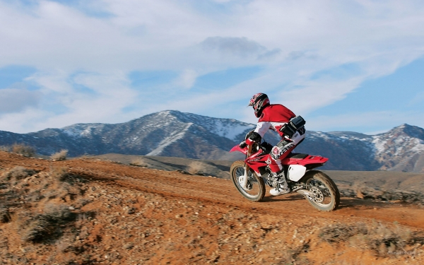motocross-in-mountains_1440x900.jpg