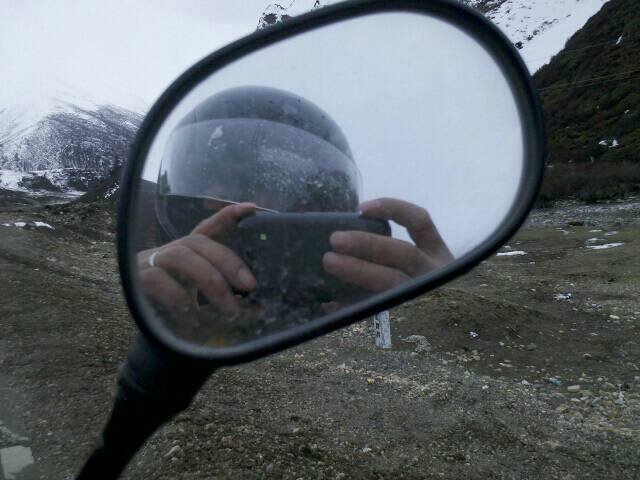 安久拉垭口4457M 下大雪没停留拍照 迅速下撤 面镜结冰了。。。.jpg