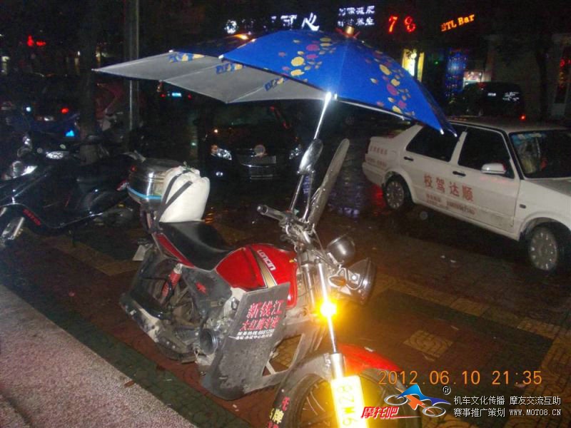 湖南的摩托车都带雨伞