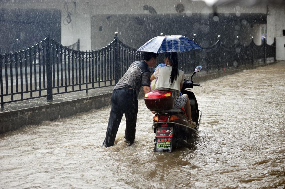 大雨中的好男人