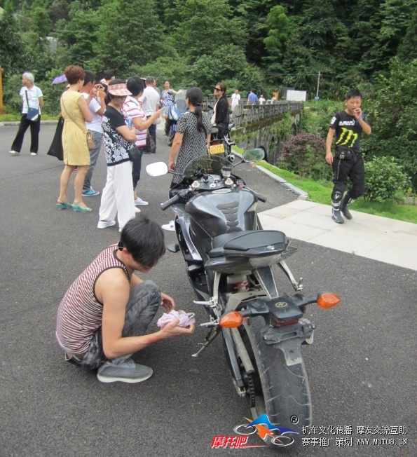 没人拍车只好自己擦亮擦亮等人来拍