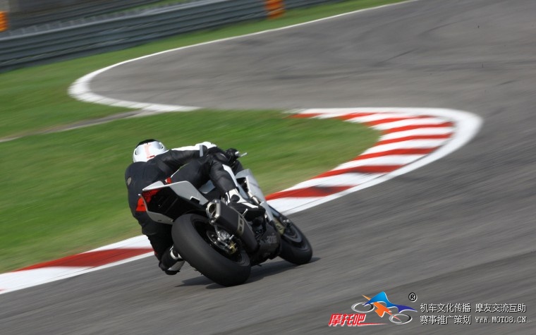 Aprilia  RSV4 1000 42.jpg