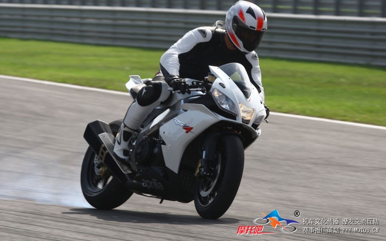 Aprilia  RSV4 1000 46.jpg