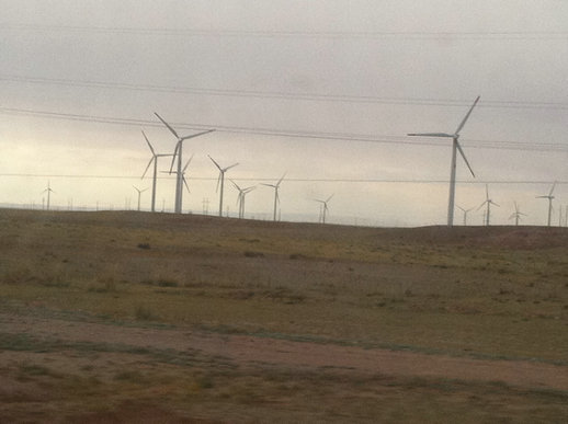 远处的风力发电设备