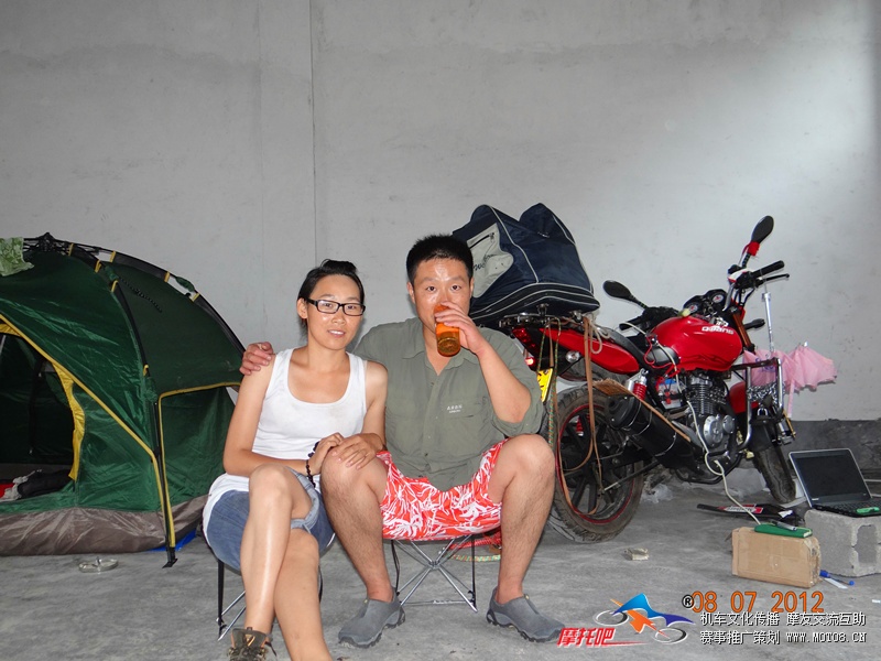 在新房子里避雨，知道雨停了才出发