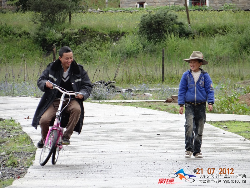 就是这个骑车的孩子，那小朋友也很好，很热情