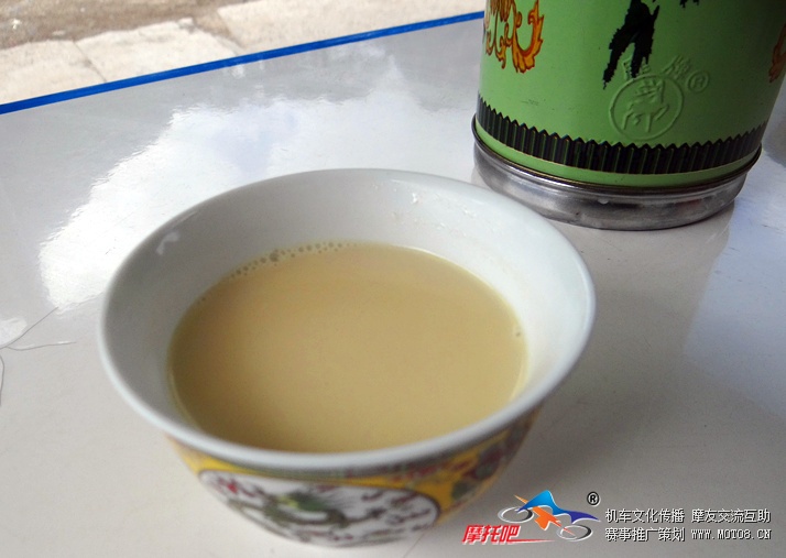 酥油茶，飘着一层薄薄的油，咸咸的，很好喝，都装在暖壶里