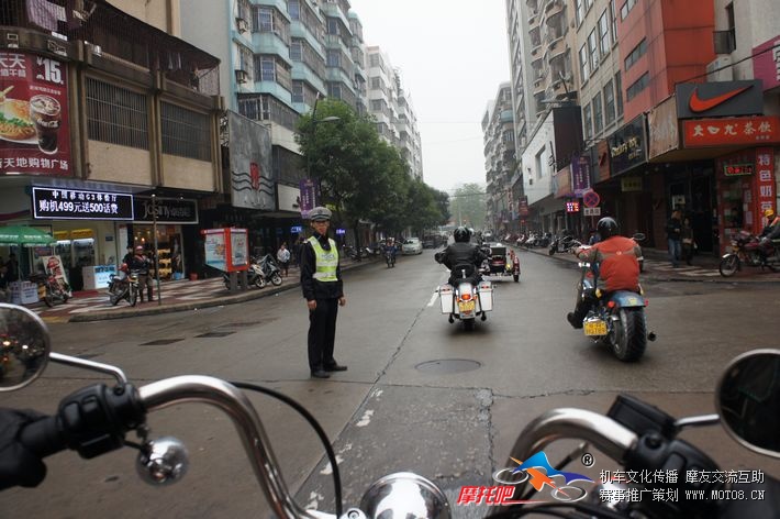 进入市区 有交警开路指挥交通 交警同志辛苦了！！