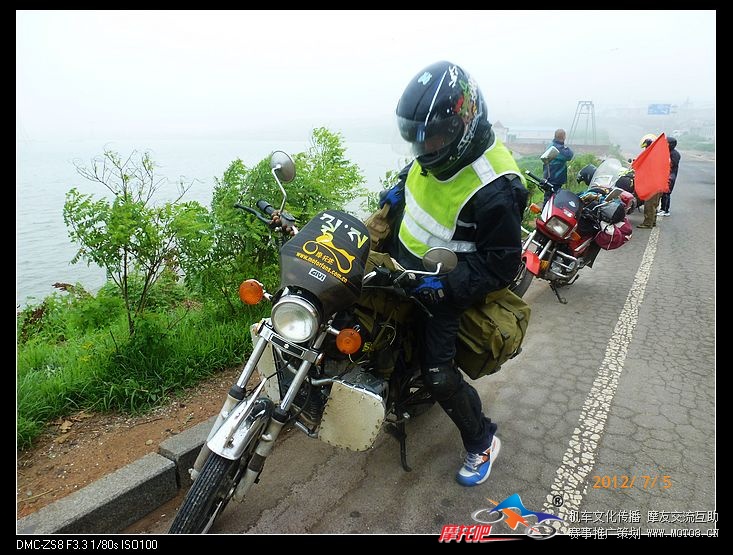 右边是大海，左边是山川，海风吹过我的脸颊，消失在大山里~~~~~~~~~~