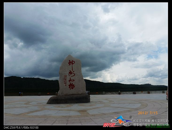 哈哈 这就是北极吗，背景是俄罗斯的山脉。