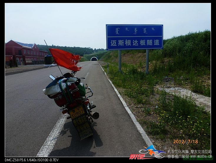 渐渐的多了大山，也多了隧道。