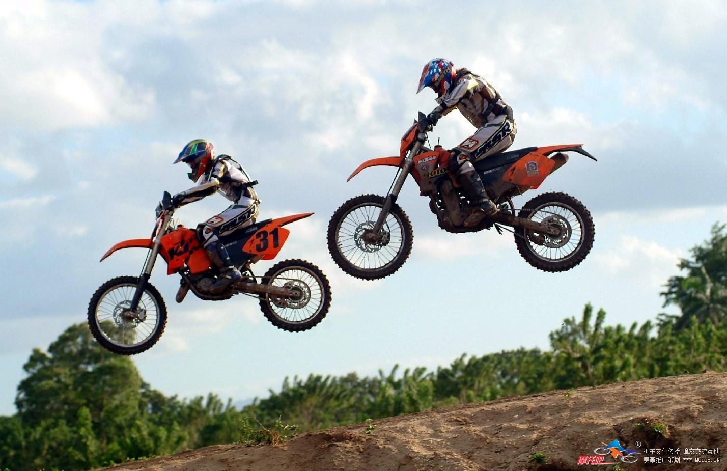 duble_ktm_jump_cross_truck_outdoor.jpg