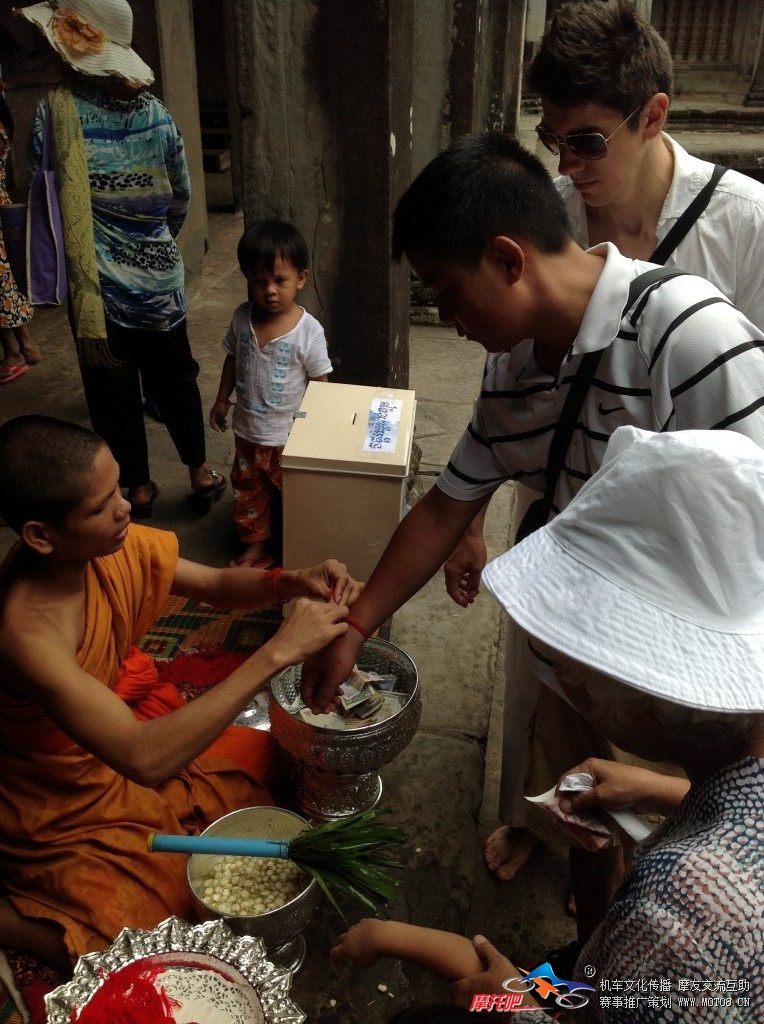 感谢圣僧的红绳给我带来福祉：出了柬埔寨手机就找到了。还一路顺风安全回上海
