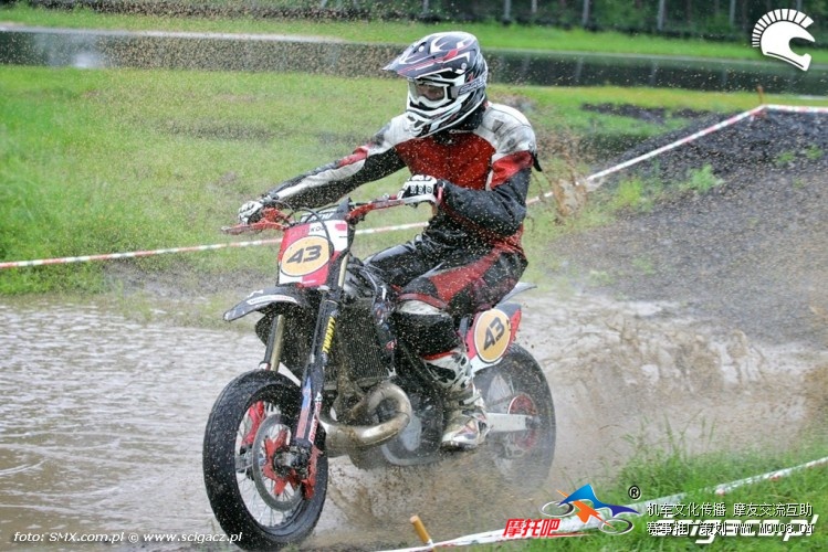 Deszczowa_Runda_Supermoto_w_Toruniu_2013.jpg