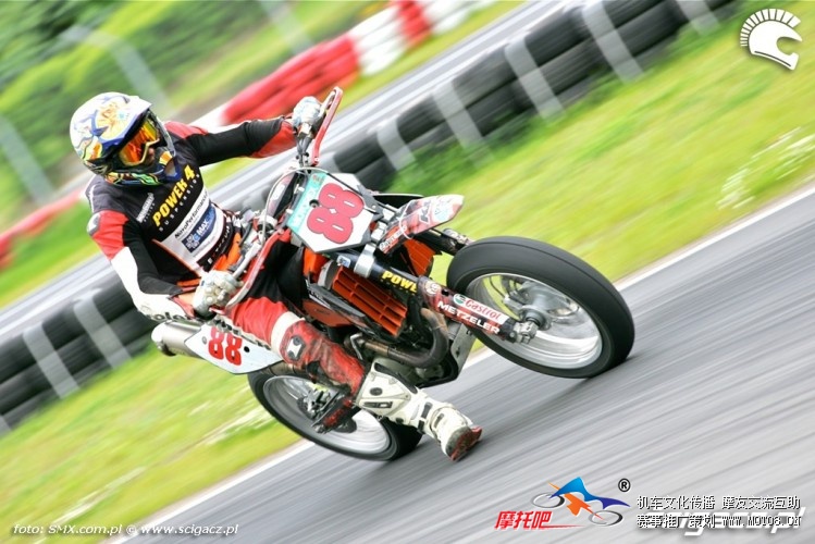 Hamowanie_Runda_Supermoto_PP_MP_Torun_2013.jpg