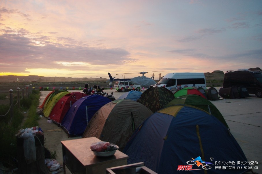 27号清晨的营地.我们就扎帐在湖南台的飞机旁,给他们免费看了一夜的 飞机