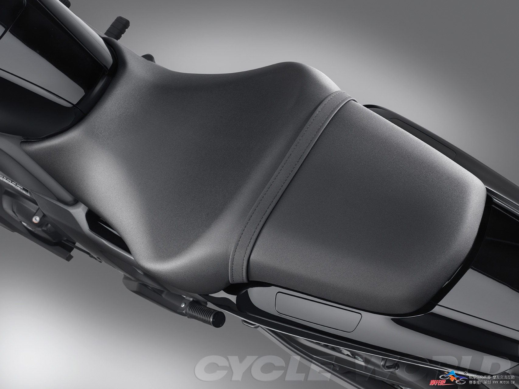 2014-Honda-CTX700N-seat_013.jpg