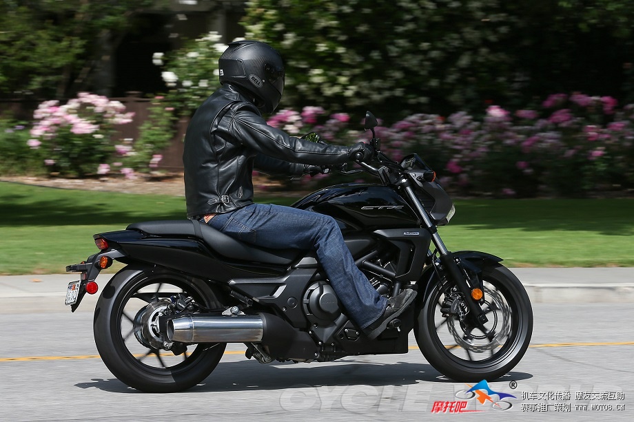 2014-Honda-CTX700N_002A.jpg