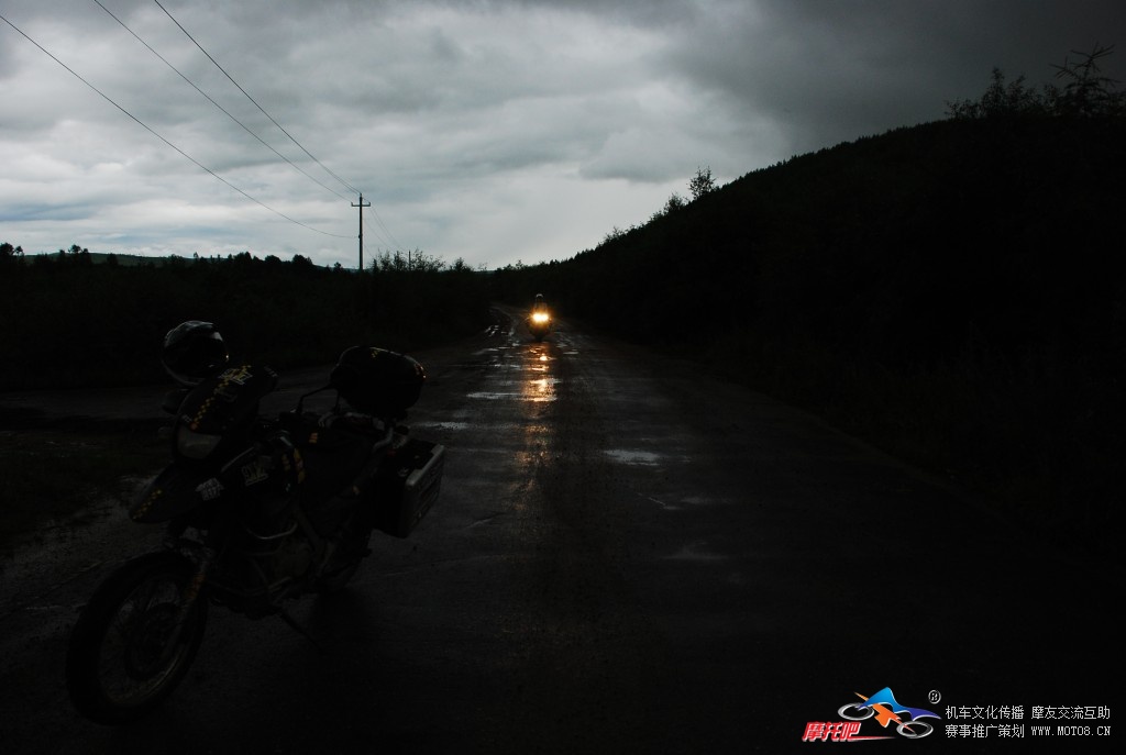 FJR最后一个从烂路出来，已近天黑，又开始下雨