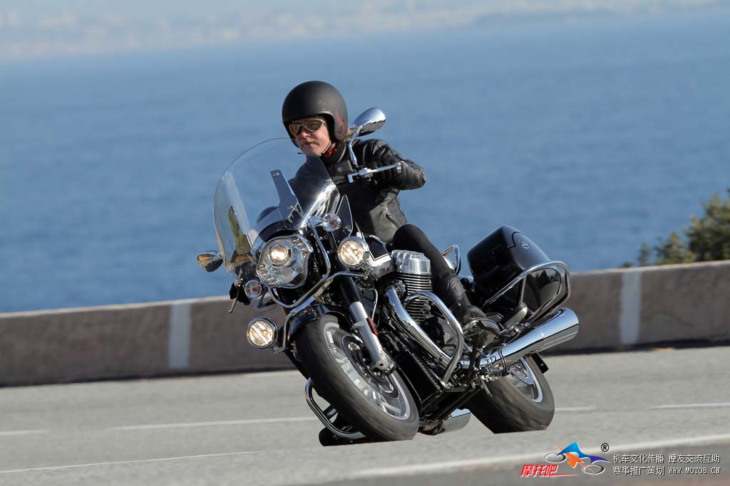 2013-moto-guzzi-california-1400-touring-action-27.jpg