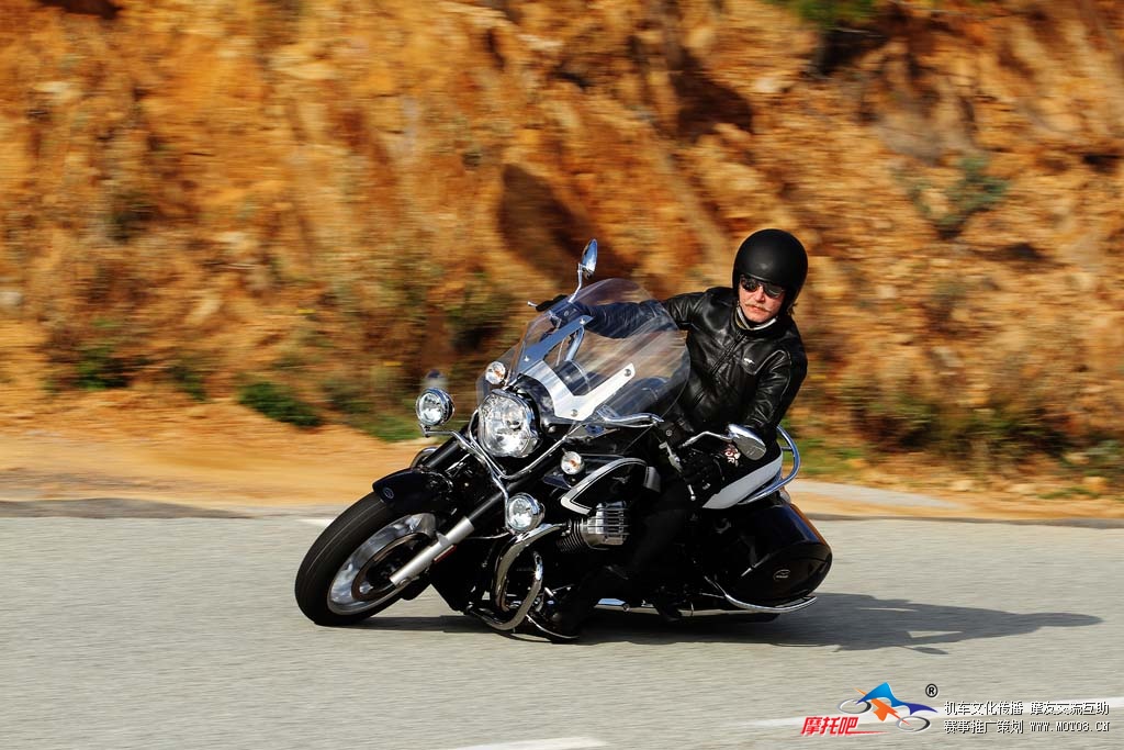 2013-moto-guzzi-california-1400-touring-action-02.jpg