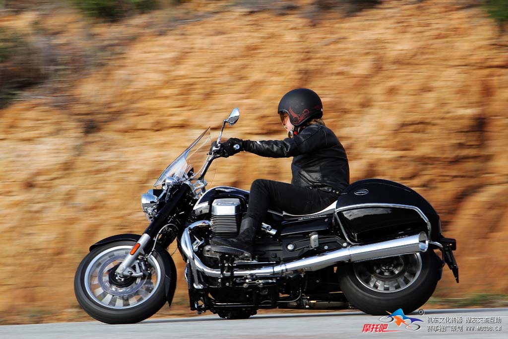 2013-moto-guzzi-california-1400-touring-action-33.jpg