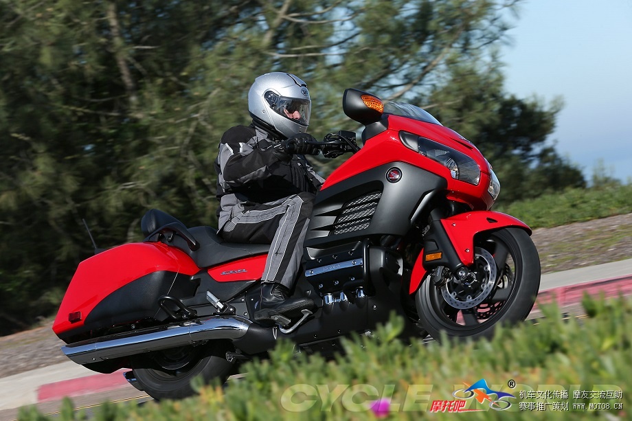 2013-Honda-Gold-Wing-F6B_003.jpg