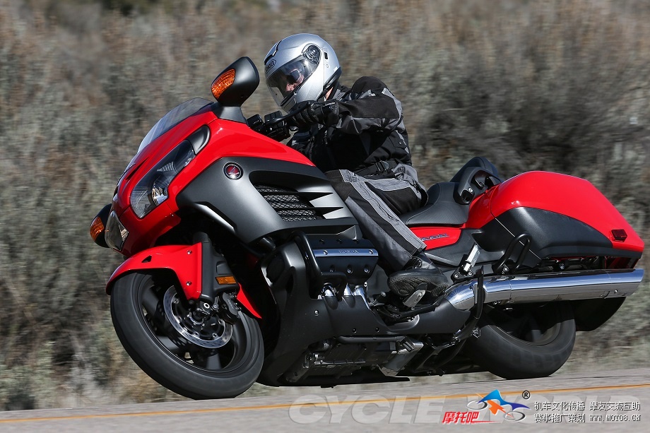 2013-Honda-Gold-Wing-F6B_001.jpg