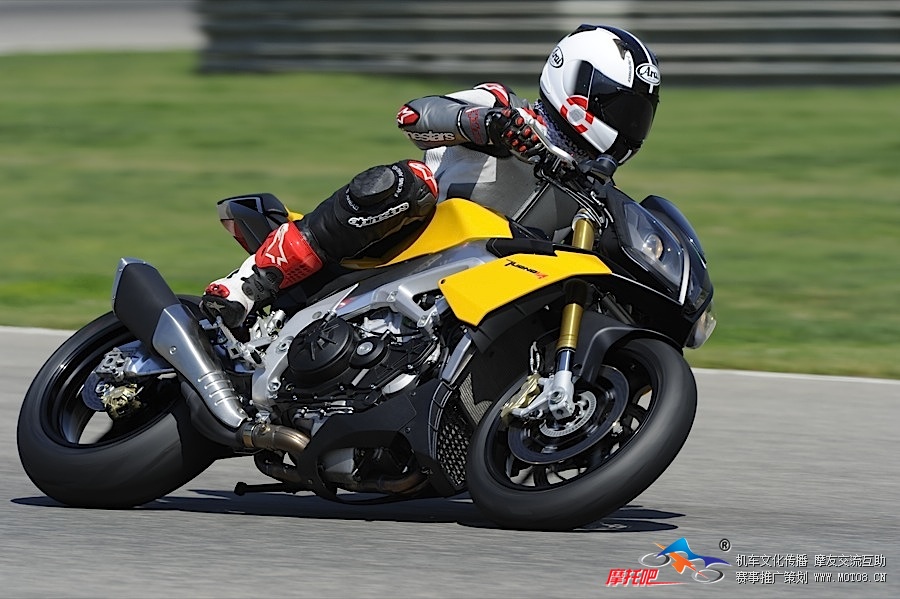 Aprilia_Tuono_V4R_006.jpg