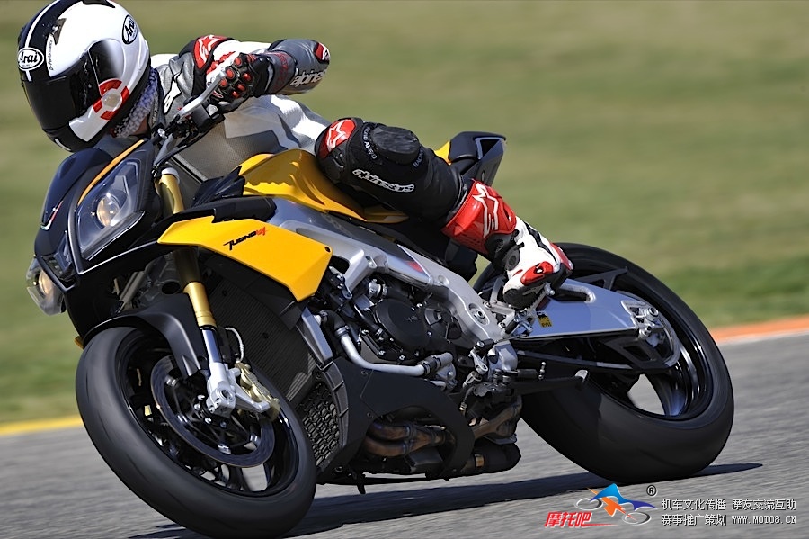 Aprilia_Tuono_V4R_001.jpg