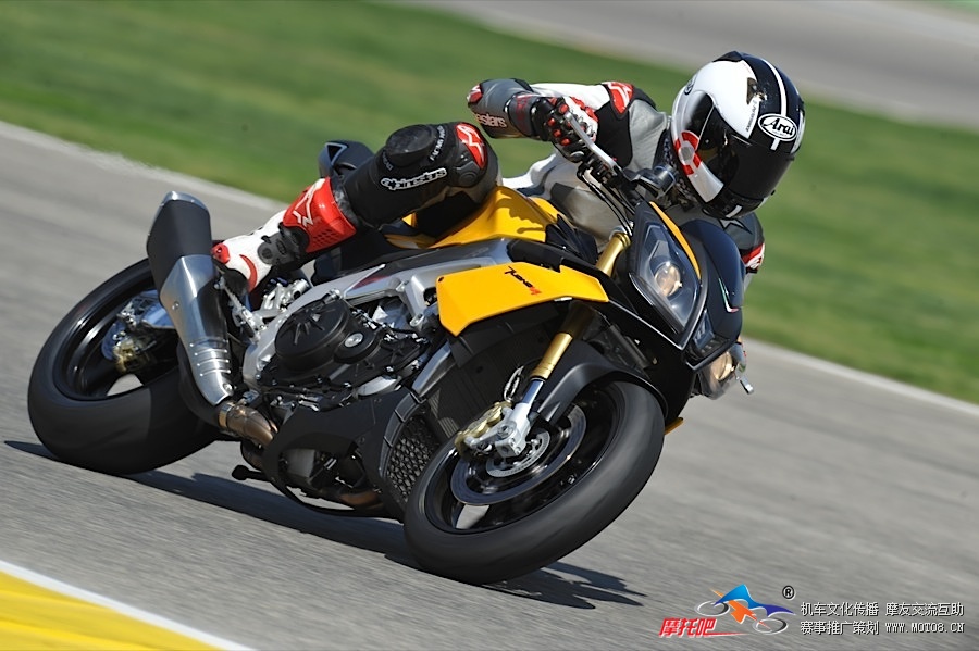 Aprilia_Tuono_V4R_022.jpg