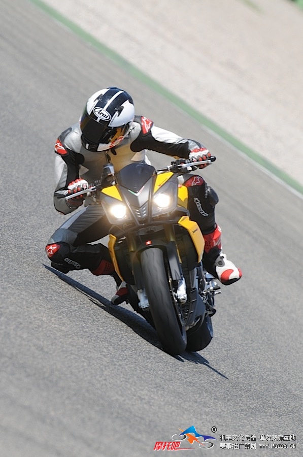 Aprilia_Tuono_V4R_026.jpg