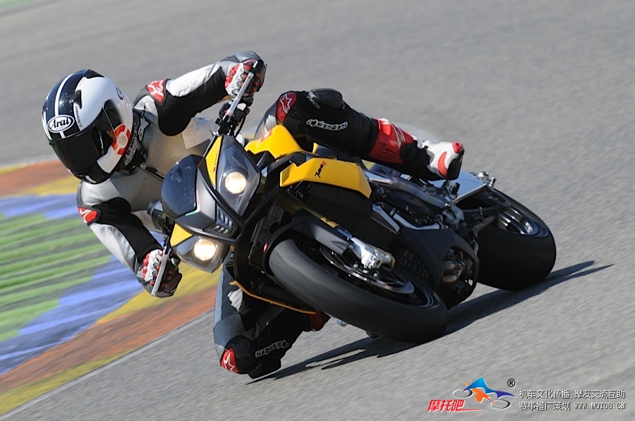 Aprilia_Tuono_V4R_028.jpg