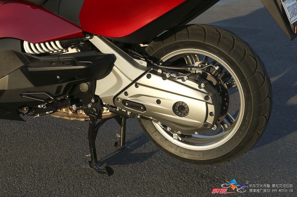 2013-bmw-c650-gt-12-rear-wheel-left.jpg