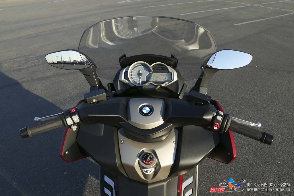 2013-bmw-c650-gt-21-rider-pov.jpg