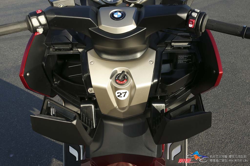 2013-bmw-c650-gt-22-fairing-storage.jpg